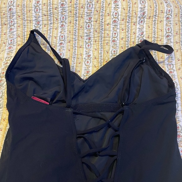 TIGERLILY one piece - Picture 2 of 2